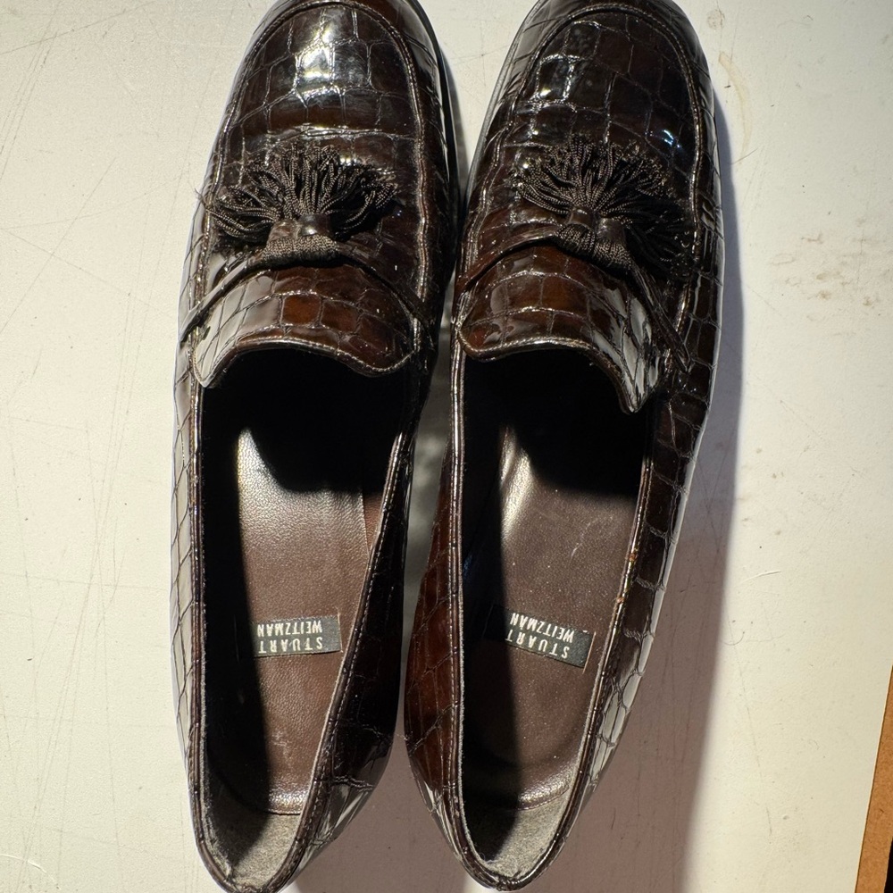 Stuart Weitzman Women's Dark Brown Croc-Embossed Loafers